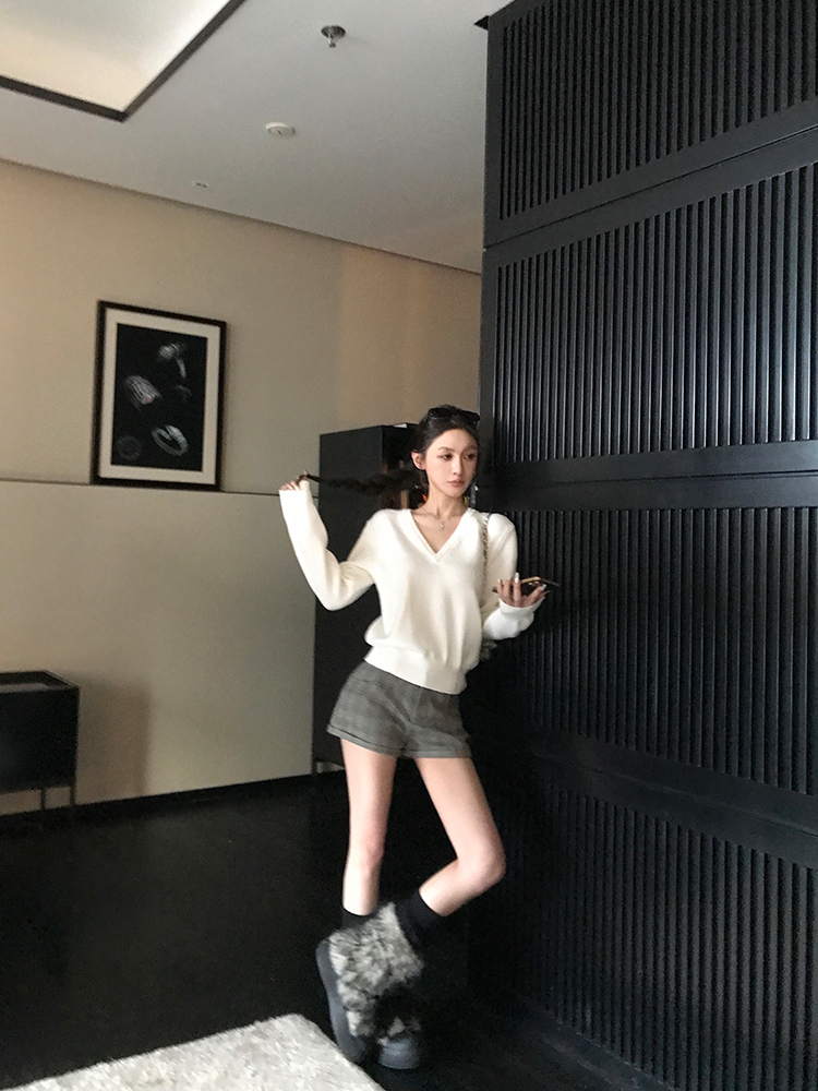 Memory Color V-neck Sweater for Women - Winter Pullover, Long Sleeve, Thick Knitted Top, Cozy High-End Style