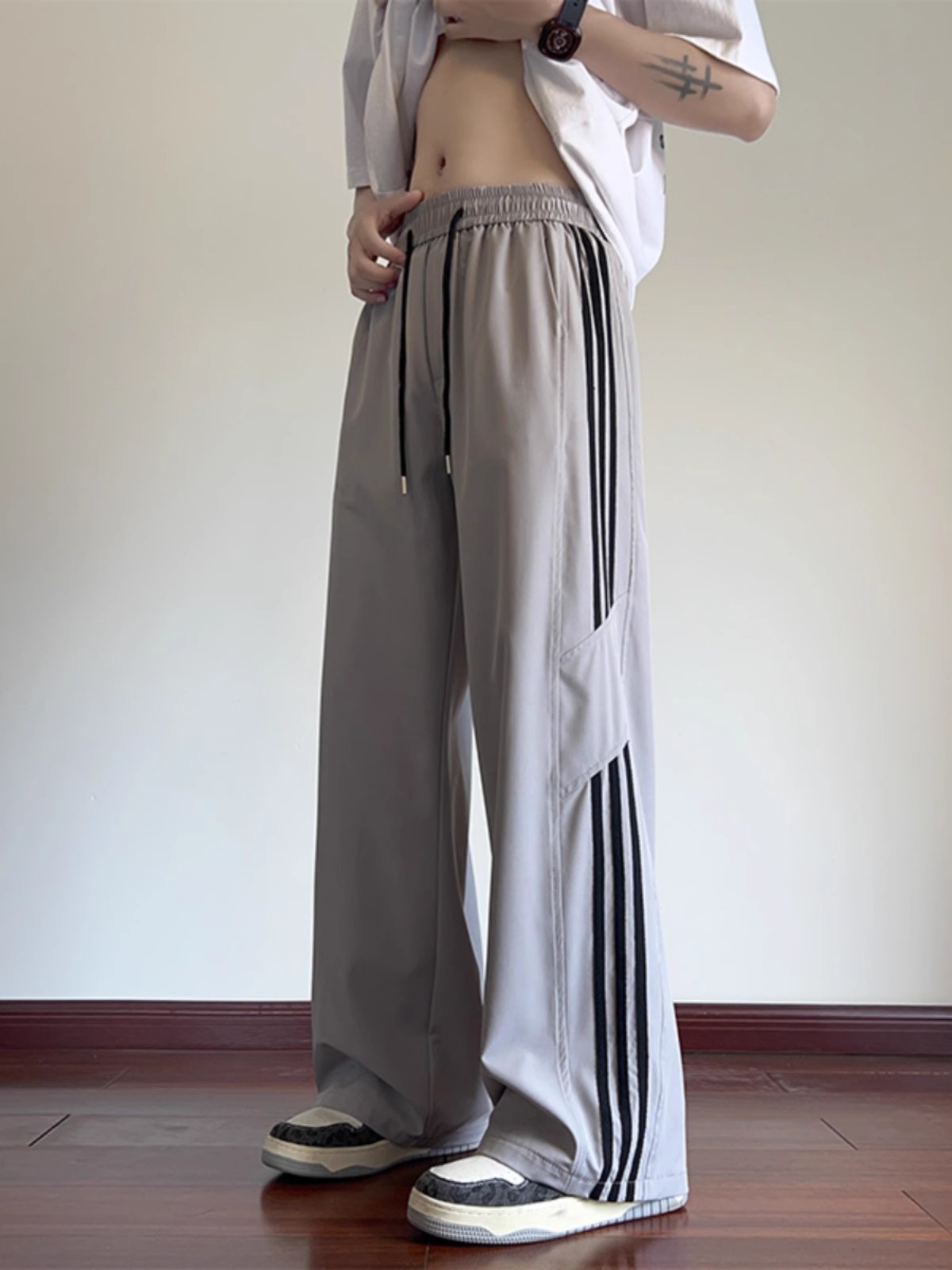 Men's American-Style Striped Wide-Leg Work Pants for Spring & Summer, Trendy High Street Casual Dance Wear, Sporty Straight-Leg Design Men's American-Style Striped Wide-Leg Work Pants for Spring & Summer, Trendy High Street Casual Dance Wear, Sporty Straight-Leg Design
