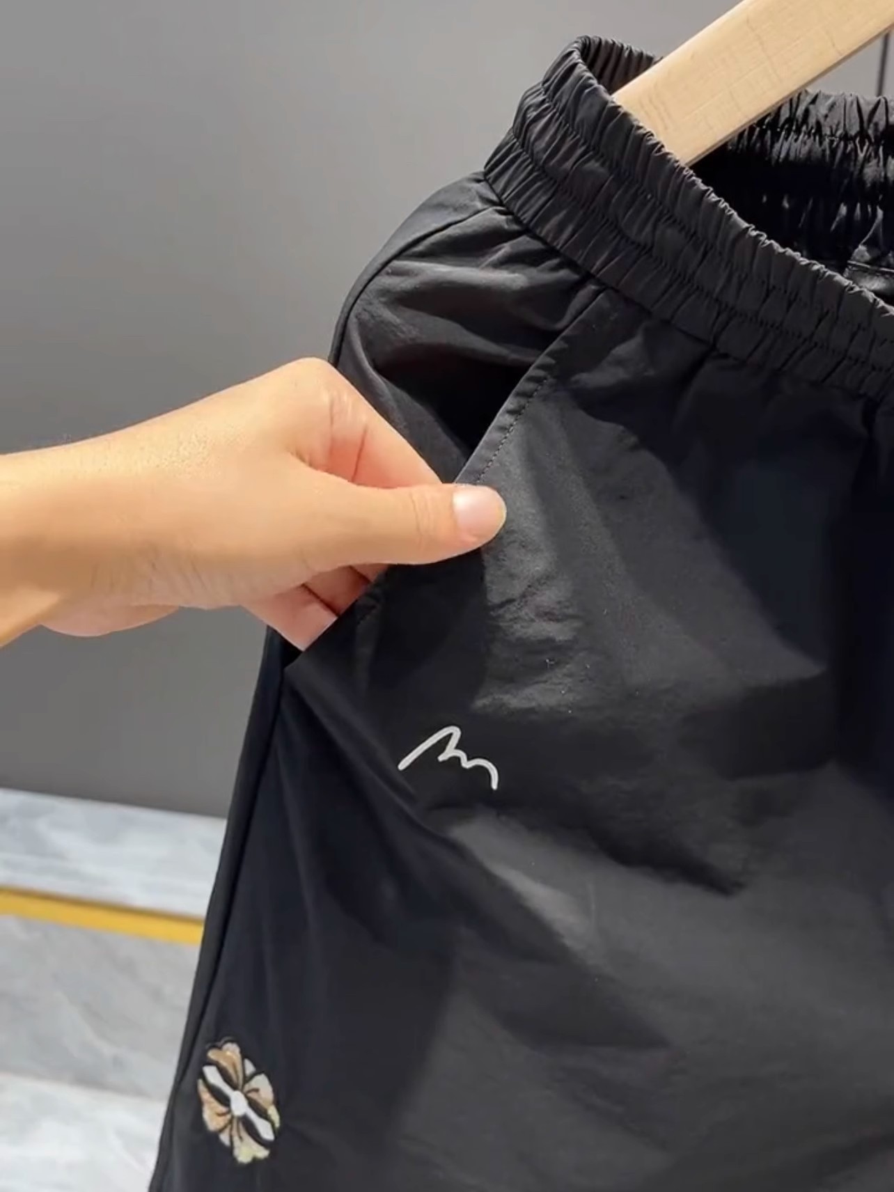 Men's Korean Style Loose-Fit Quick-Dry Breathable Five-Point Shorts - Versatile Summer Fashion Essential for 2025 Men's Korean Style Loose-Fit Quick-Dry Breathable Five-Point Shorts - Versatile Summer Fashion Essential for 2025