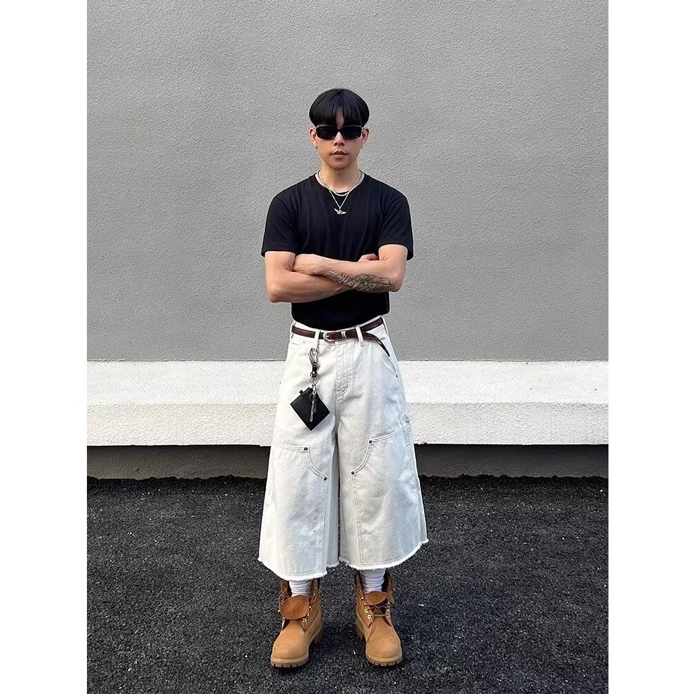 Men's Unisex White Cargo Cropped Pants - American Retro Studded Patchwork High Street Denim Shorts, Deconstructed Design Men's Unisex White Cargo Cropped Pants - American Retro Studded Patchwork High Street Denim Shorts, Deconstructed Design