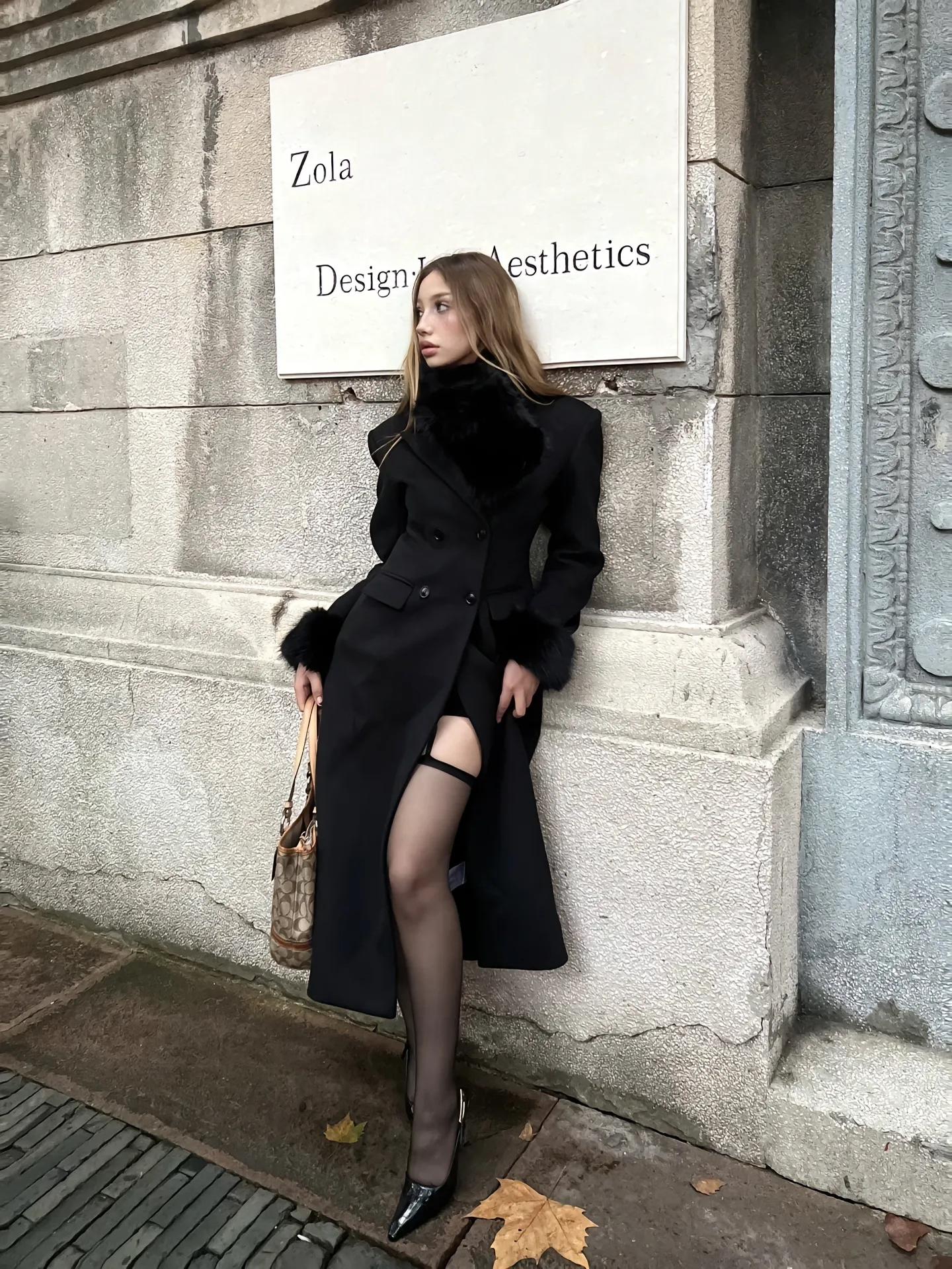 Mid-Length Hourglass Waist Woolen Coat for Autumn and Winter - Blackened C-Position Design for a Chic Look Mid-Length Hourglass Waist Woolen Coat for Autumn and Winter - Blackened C-Position Design for a Chic Look