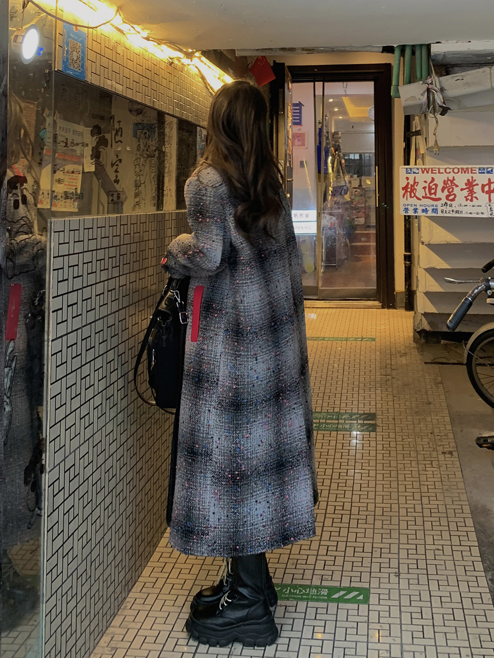 Mid-Length Quilted Woolen Coat for Women - Retro Fengshen Plaid Design, Thick Warm Outerwear, Ideal for 90s and Y2K Styles Mid-Length Quilted Woolen Coat for Women - Retro Fengshen Plaid Design, Thick Warm Outerwear, Ideal for 90s and Y2K Styles