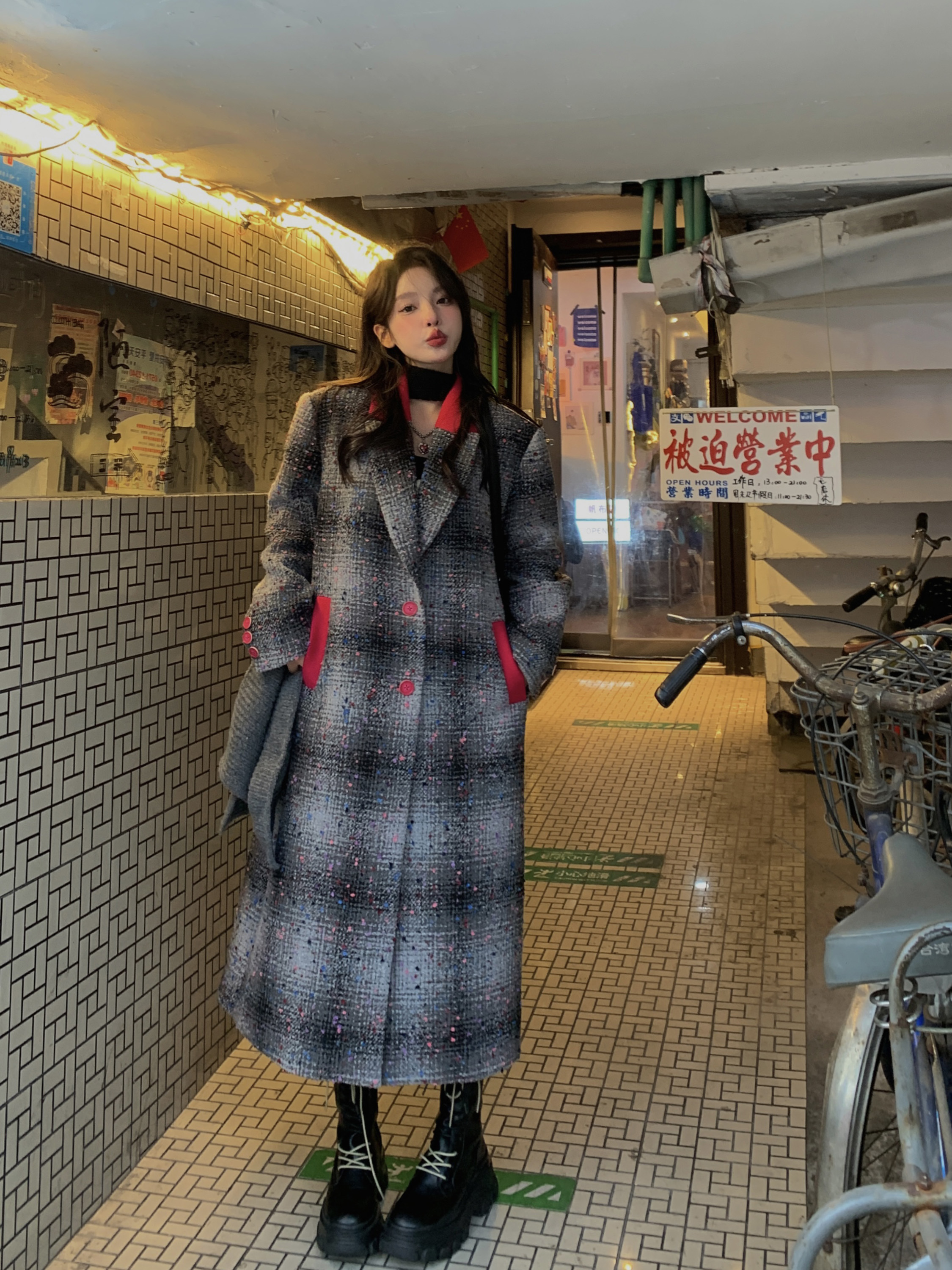 Mid-Length Quilted Woolen Coat for Women - Retro Fengshen Plaid Design, Thick Warm Outerwear, Ideal for 90s and Y2K Styles Mid-Length Quilted Woolen Coat for Women - Retro Fengshen Plaid Design, Thick Warm Outerwear, Ideal for 90s and Y2K Styles