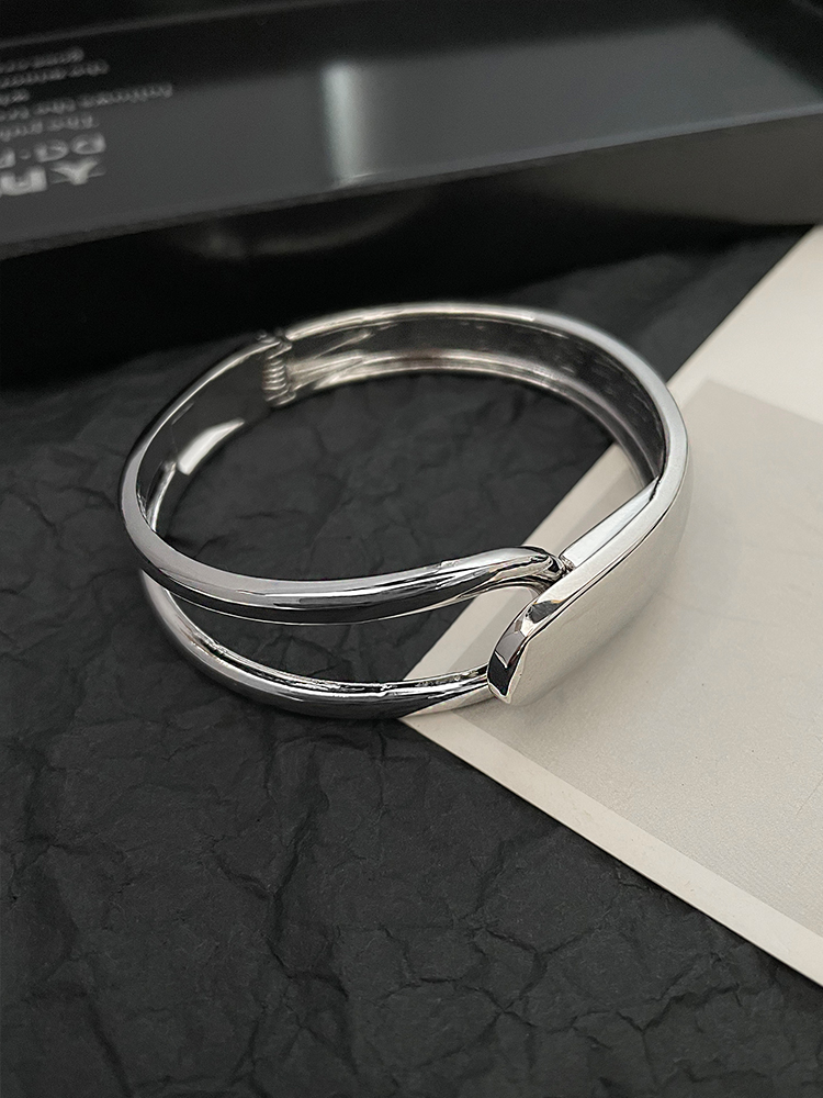 Minimalist Alloy Open Bangle for Women - Simple Versatile Jewelry Accessory for Summer Outfits - Chic High-End Style Minimalist Alloy Open Bangle for Women - Simple Versatile Jewelry Accessory for Summer Outfits - Chic High-End Style