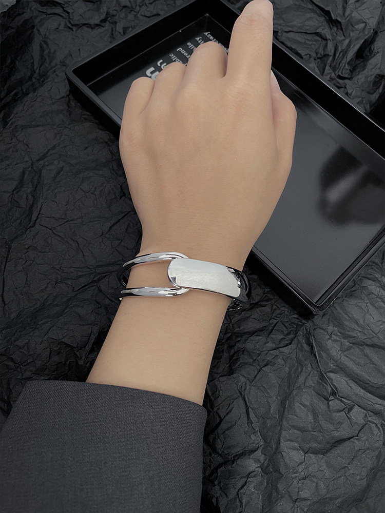Minimalist Alloy Open Bangle for Women - Simple Versatile Jewelry Accessory for Summer Outfits - Chic High-End Style Minimalist Alloy Open Bangle for Women - Simple Versatile Jewelry Accessory for Summer Outfits - Chic High-End Style