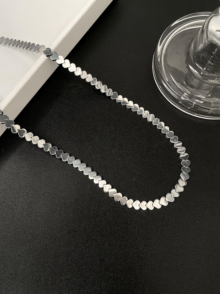 Minimalist Black Heart-Shaped Stone Necklace for Women, Clavicle Chain, Elegant Light Luxury Summer Accessory Minimalist Black Heart-Shaped Stone Necklace for Women, Clavicle Chain, Elegant Light Luxury Summer Accessory