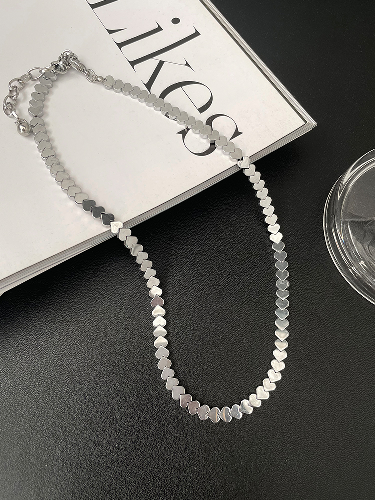 Minimalist Black Heart-Shaped Stone Necklace for Women, Clavicle Chain, Elegant Light Luxury Summer Accessory Minimalist Black Heart-Shaped Stone Necklace for Women, Clavicle Chain, Elegant Light Luxury Summer Accessory