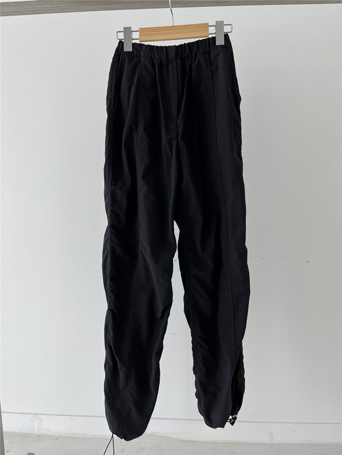 Minimalist Cream White Pleated Slimming Pants with Drawstring Elastic Waist â€“ Casual Loose-Fit Style for Effortless Chic