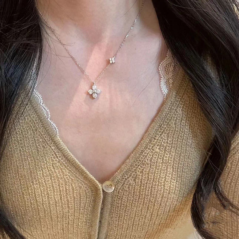 Minimalist Four-Leaf Flower Pendant Necklace with Sparkling Zircon for Women - Versatile 2025 Style, Elegant Fashion Accessory Minimalist Four-Leaf Flower Pendant Necklace with Sparkling Zircon for Women - Versatile 2025 Style, Elegant Fashion Accessory