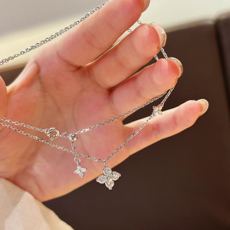 Minimalist Four-Leaf Flower Pendant Necklace with Sparkling Zircon for Women - Versatile 2025 Style, Elegant Fashion Accessory Minimalist Four-Leaf Flower Pendant Necklace with Sparkling Zircon for Women - Versatile 2025 Style, Elegant Fashion Accessory