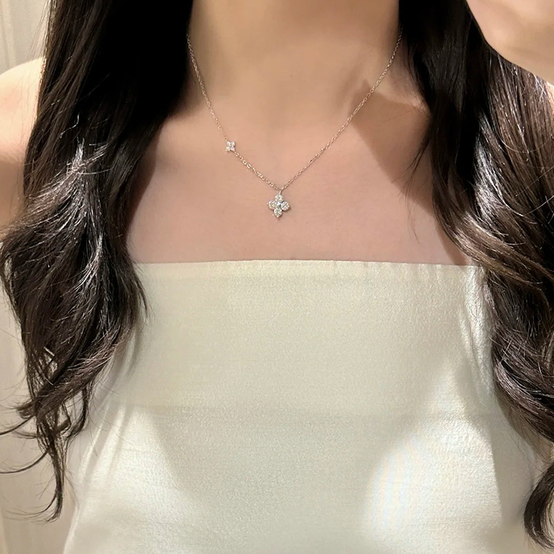 Minimalist Four-Leaf Flower Pendant Necklace with Sparkling Zircon for Women - Versatile 2025 Style, Elegant Fashion Accessory Minimalist Four-Leaf Flower Pendant Necklace with Sparkling Zircon for Women - Versatile 2025 Style, Elegant Fashion Accessory