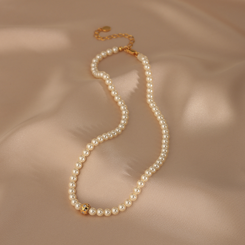 Minimalist French-Style Pearl Necklace for Women - Elegant Light Luxury Beaded Collar Chain, Versatile Fashion Accessory