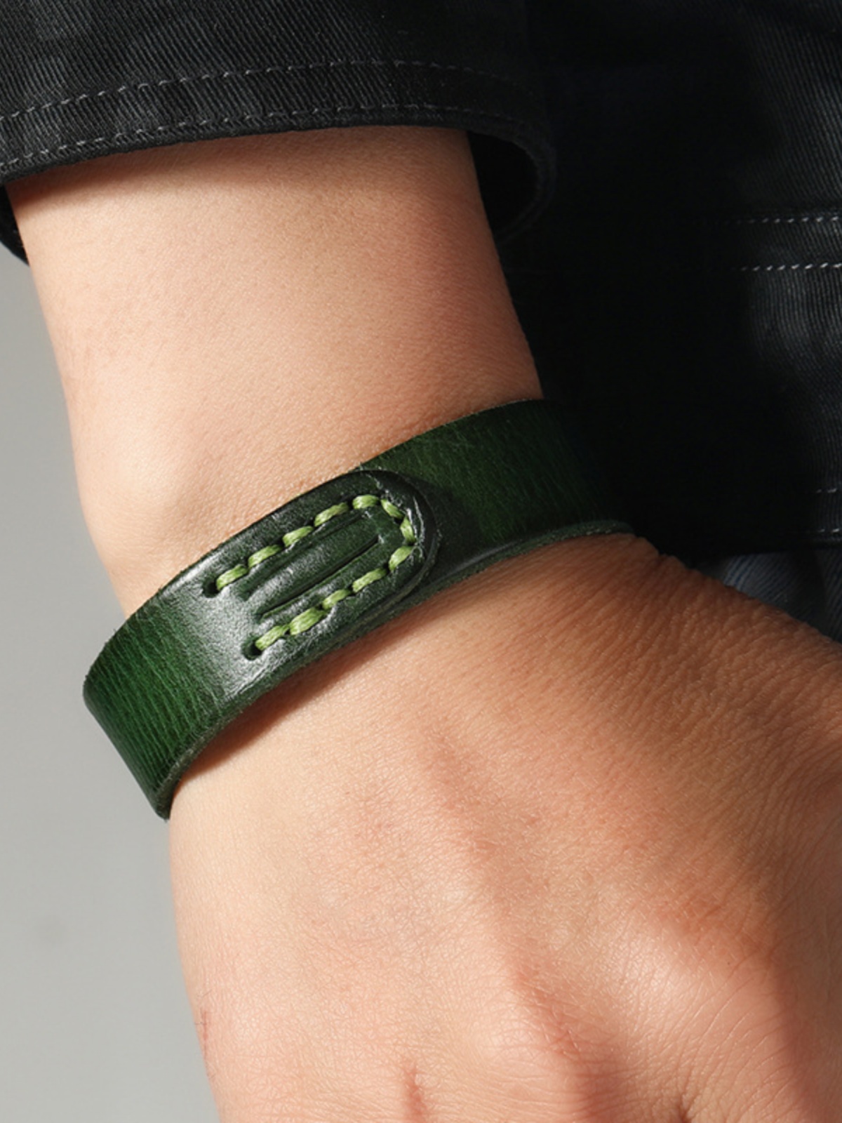 Minimalist Handmade Retro Leather Bracelet with Unique Stitched Design for Artistic Style Minimalist Handmade Retro Leather Bracelet with Unique Stitched Design for Artistic Style