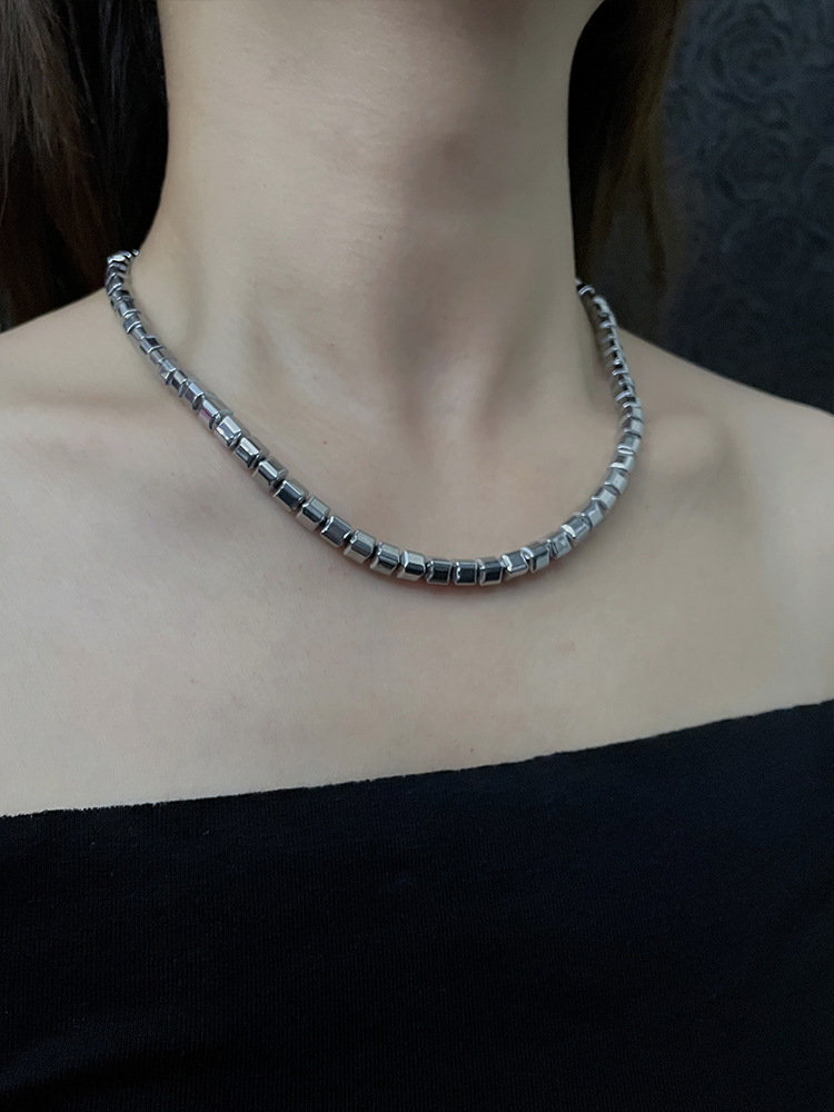 Minimalist Hip-Hop Clavicle Chain Necklace for Women - Light Luxury Personalized Accessory, Trendy High-End Design Minimalist Hip-Hop Clavicle Chain Necklace for Women - Light Luxury Personalized Accessory, Trendy High-End Design