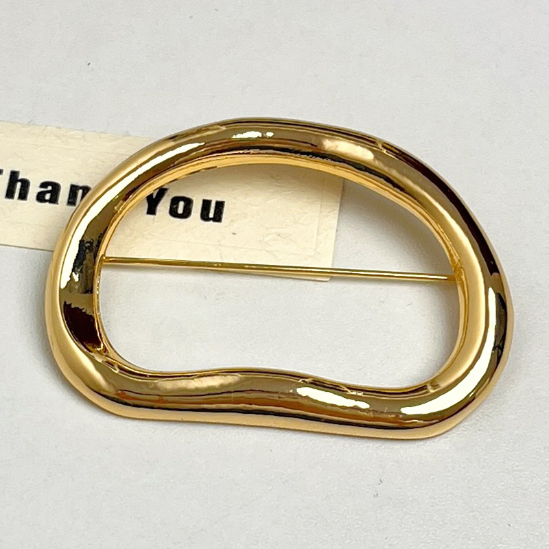 Minimalist Hollow Metal Oval Brooch Pin for Women - High-End Exquisite Fashionable Sweater Corsage Accessory