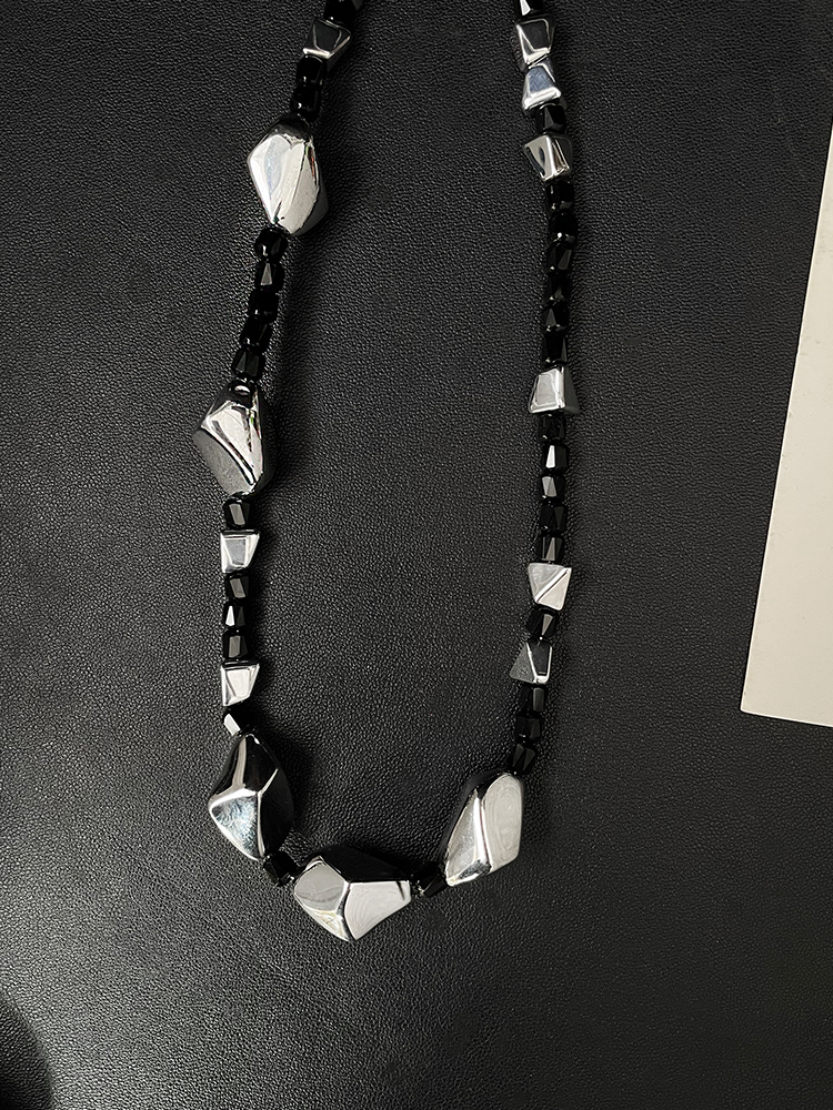 Minimalist Irregular Beaded Necklace for Women - Versatile Clavicle Chain in Light Luxury Style, Perfect for Summer Fashion Minimalist Irregular Beaded Necklace for Women - Versatile Clavicle Chain in Light Luxury Style, Perfect for Summer Fashion