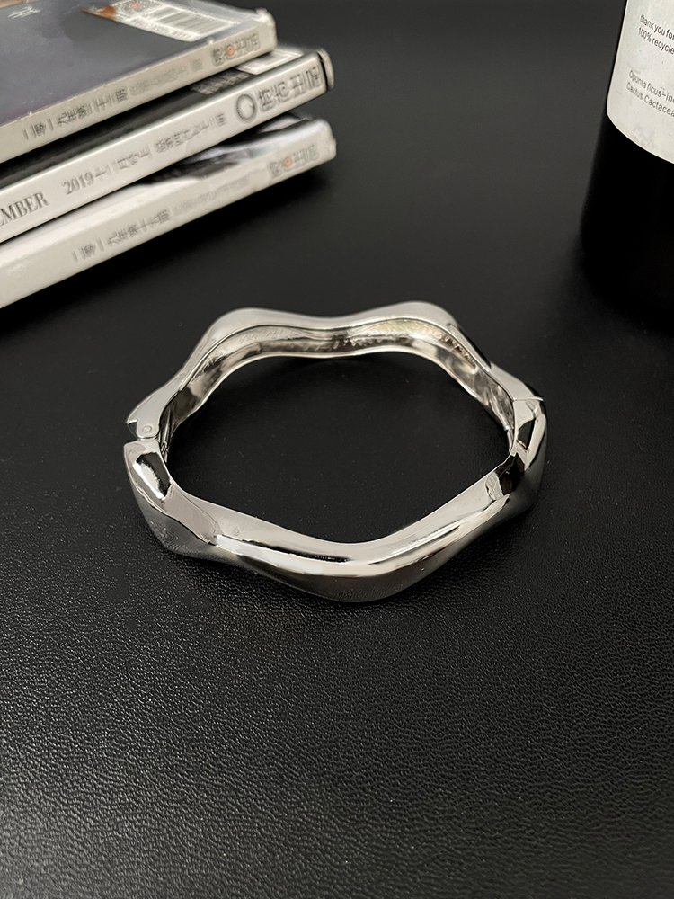 Minimalist Irregular Opening Bracelet for Women - High-End Light Luxury Versatile Accessory Minimalist Irregular Opening Bracelet for Women - High-End Light Luxury Versatile Accessory