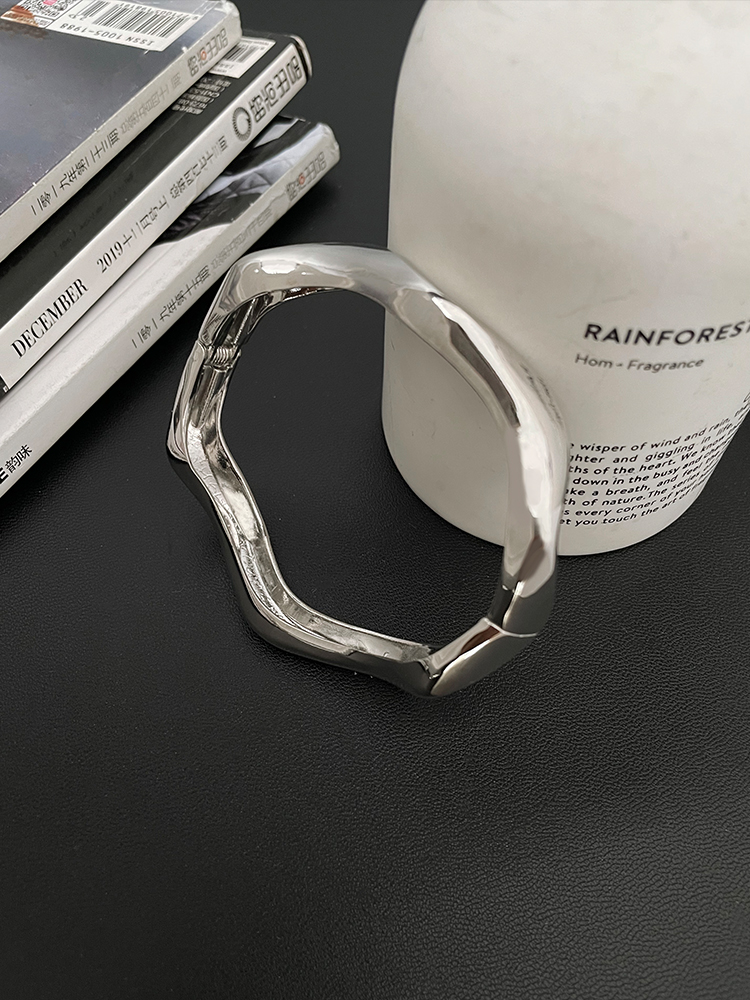 Minimalist Irregular Opening Bracelet for Women - High-End Light Luxury Versatile Accessory Minimalist Irregular Opening Bracelet for Women - High-End Light Luxury Versatile Accessory