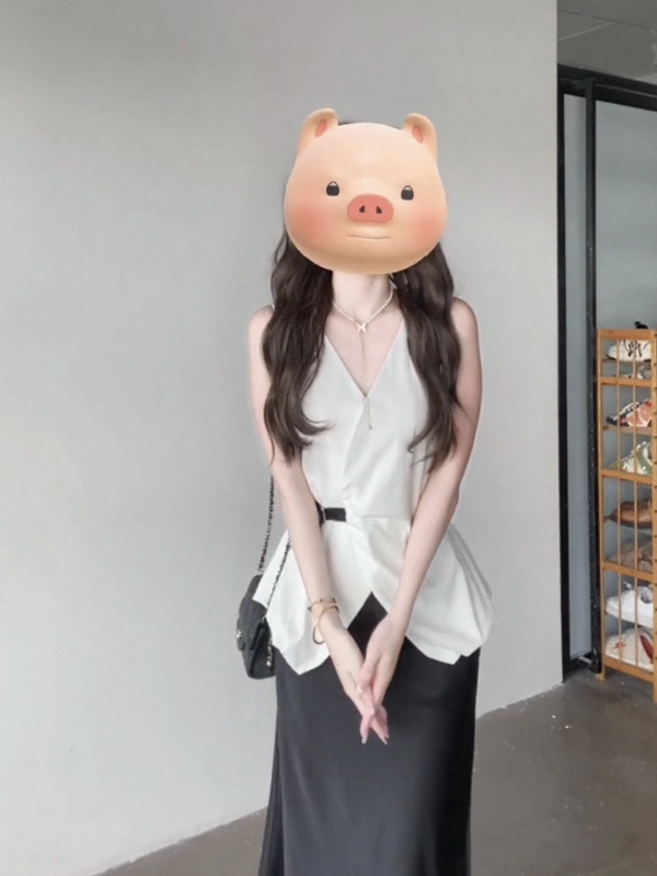 Minimalist Leather Buckle V-Neck Sleeveless Vest Top and Drape Slim-Fit Half Skirt Two-Piece Set for Women Summer Fashion Minimalist Leather Buckle V-Neck Sleeveless Vest Top and Drape Slim-Fit Half Skirt Two-Piece Set for Women Summer Fashion