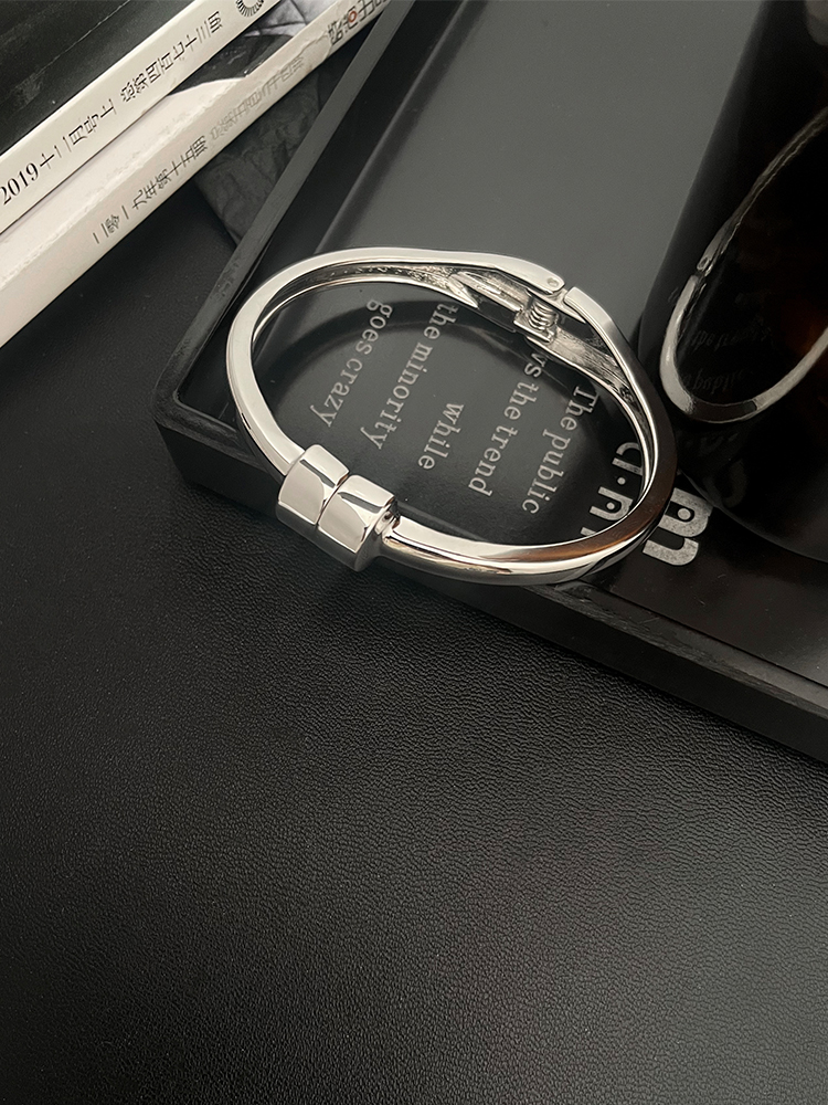 Minimalist Open Bracelet Bangle - European & American Trendy Cold Style Jewelry for a Versatile High-End Look Minimalist Open Bracelet Bangle - European & American Trendy Cold Style Jewelry for a Versatile High-End Look