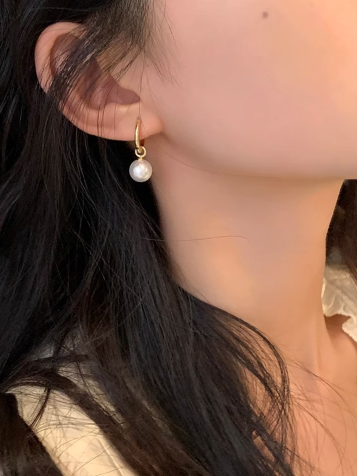 Minimalist Pearl Ear Clips in Liu Yifei Style - Versatile 90s-Inspired Accessories for Elegant Looks Minimalist Pearl Ear Clips in Liu Yifei Style - Versatile 90s-Inspired Accessories for Elegant Looks
