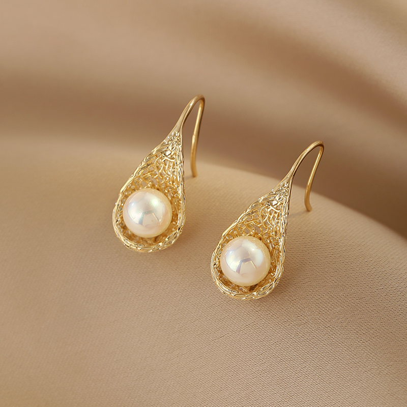 Minimalist Pearl Earrings for Women, High-End French Retro Design, Versatile 2025 Trendy Statement Jewelry