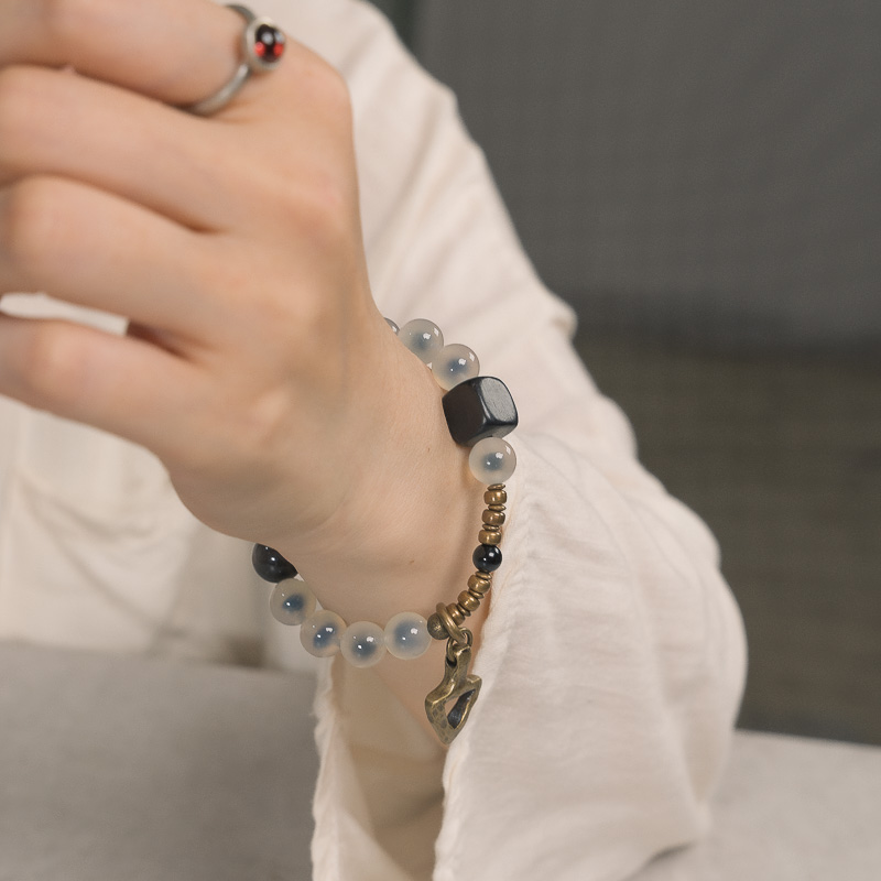 Minimalist Retro Agate Heart Circle Bracelet for Men and Women - Versatile Artistic Jewelry for Unique Style