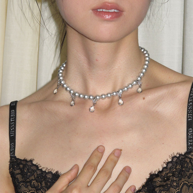 Minimalist White Stone Crystal Bead Flower Necklace for Women - Light Luxury Clavicle Chain, Elegant Fashion Accessory