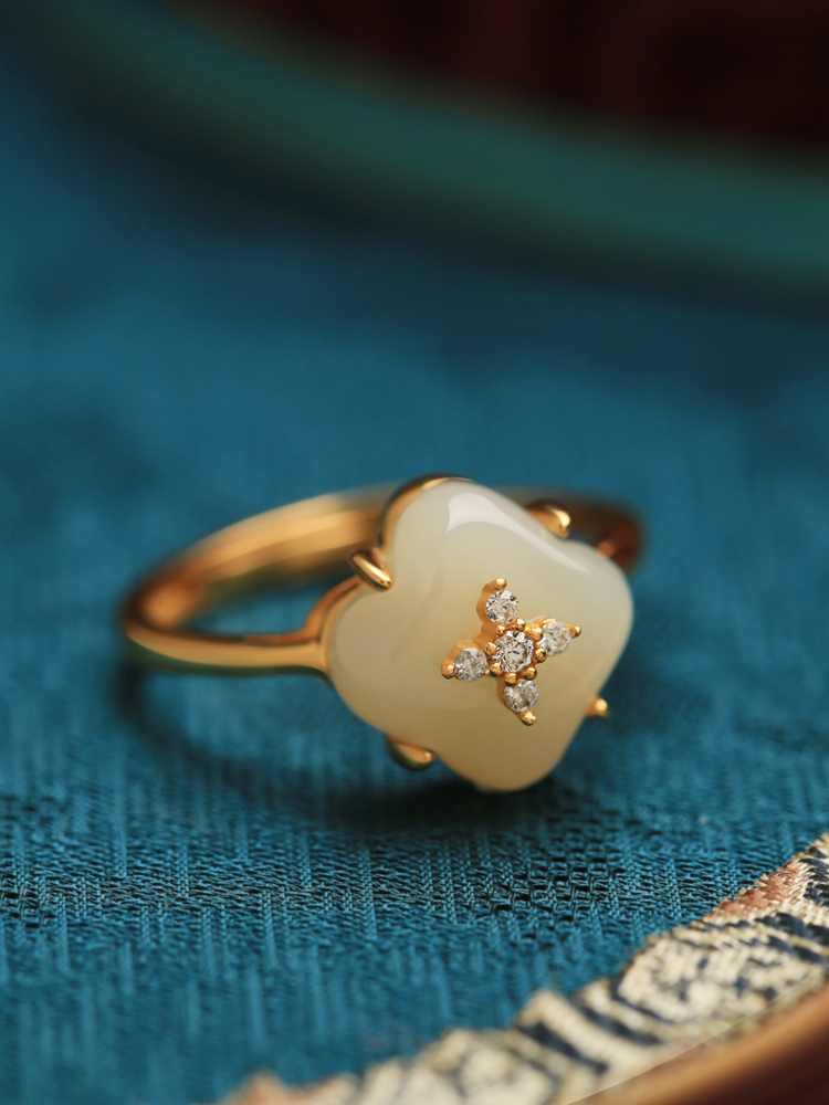 Natural Hetian Jade Four-Leaf Clover Ring for Women, 18K Gold-Plated Luxury Jade Ring, Elegant Premium Fashion Jewelry Natural Hetian Jade Four-Leaf Clover Ring for Women, 18K Gold-Plated Luxury Jade Ring, Elegant Premium Fashion Jewelry