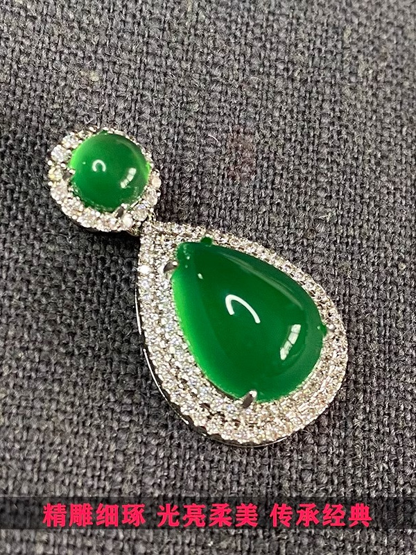 Natural Ice-Grade Chalcedony Silver Necklace with Jadeite Green Pendant - Elegant Gemstone Jewelry for Women, Perfect for Any Occasion Natural Ice-Grade Chalcedony Silver Necklace with Jadeite Green Pendant - Elegant Gemstone Jewelry for Women, Perfect for Any Occasion