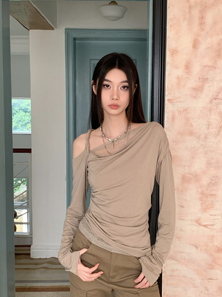 Off-Shoulder Lace Spliced Long Sleeve T-Shirt for Women - Eccentric Slim Fit Autumn Top, Versatile Casual Style Off-Shoulder Lace Spliced Long Sleeve T-Shirt for Women - Eccentric Slim Fit Autumn Top, Versatile Casual Style