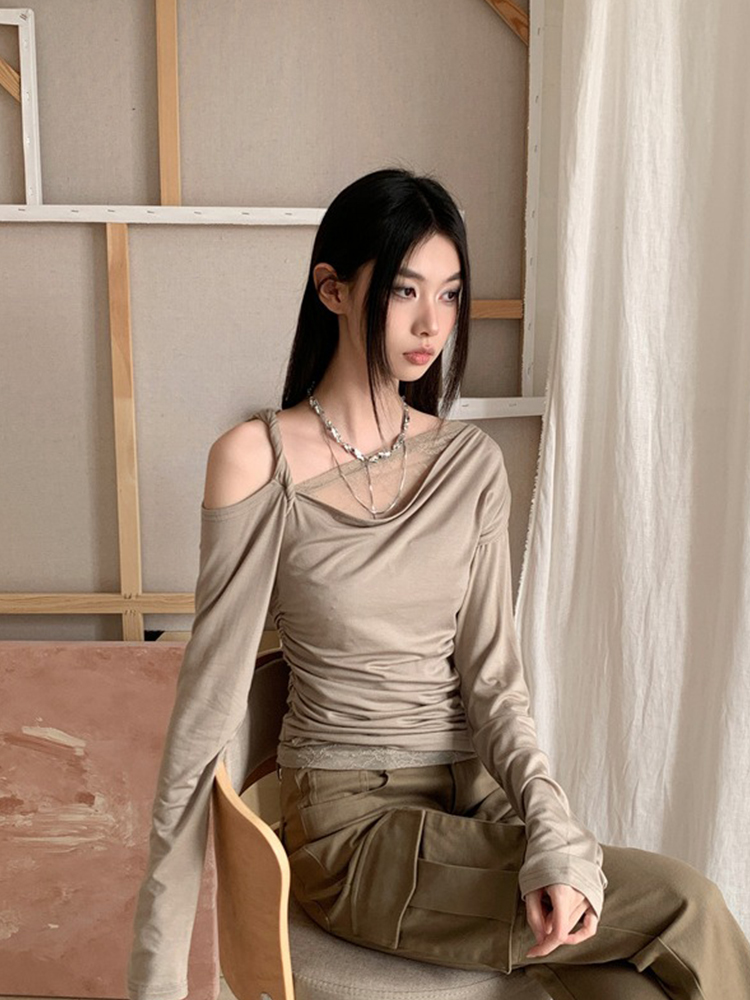 Off-Shoulder Lace Spliced Long Sleeve T-Shirt for Women - Eccentric Slim Fit Autumn Top, Versatile Casual Style Off-Shoulder Lace Spliced Long Sleeve T-Shirt for Women - Eccentric Slim Fit Autumn Top, Versatile Casual Style