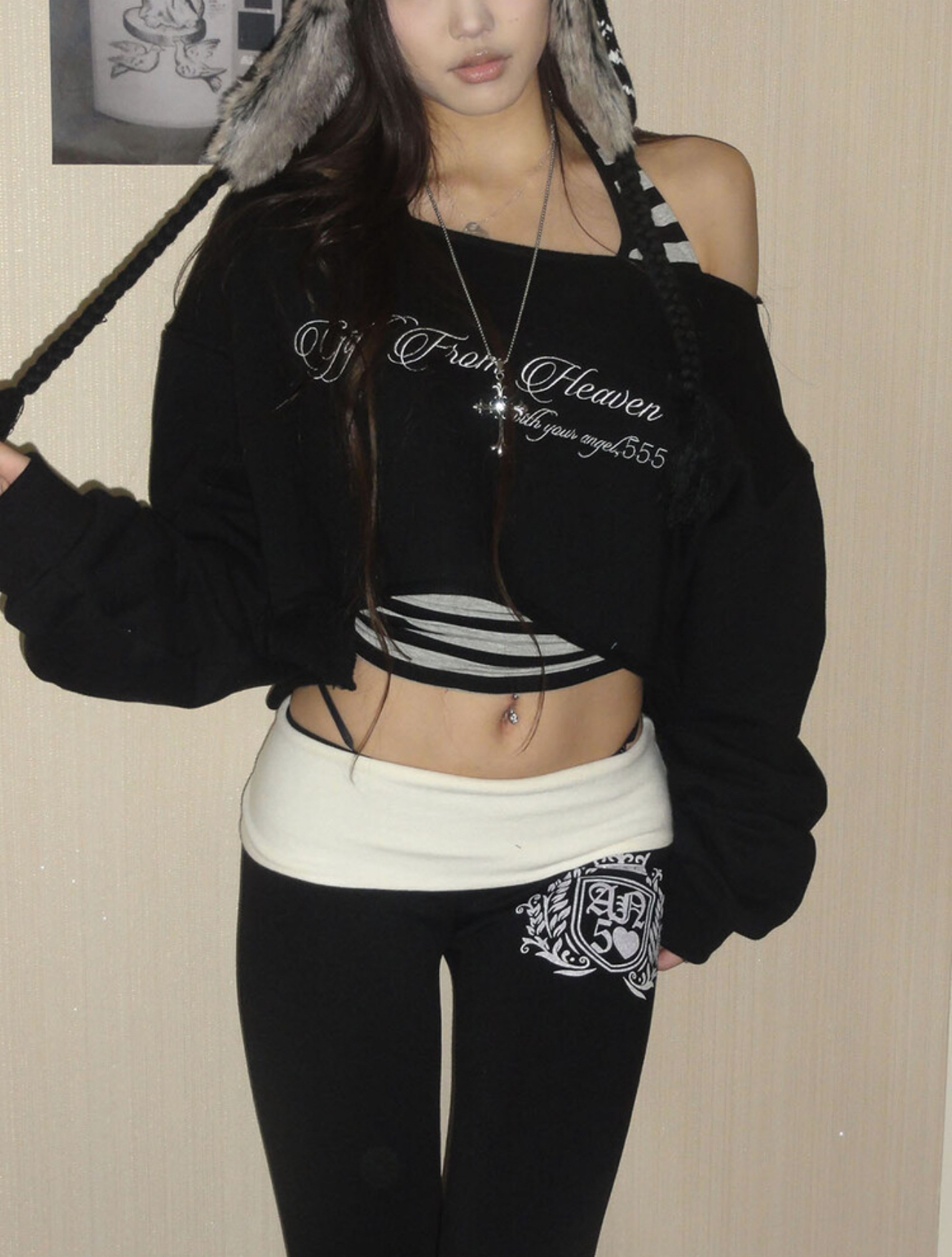 Off-Shoulder Pink and Black Embroidered Short Crop Top Sweatshirt for Women - 2025 Autumn/Winter Fashion Trend