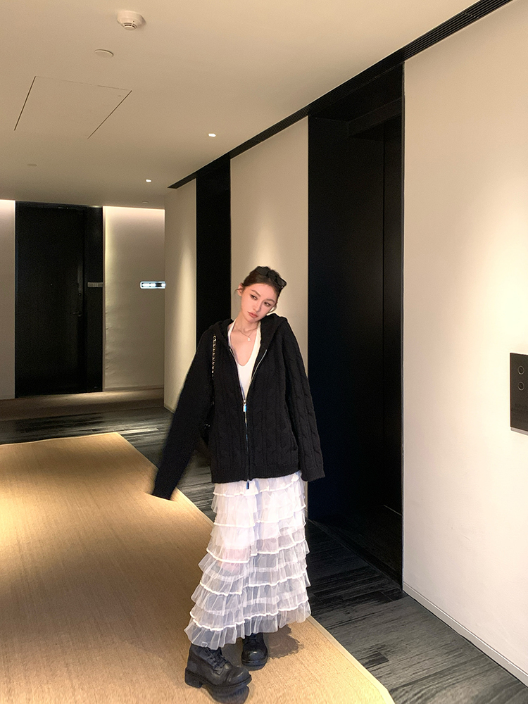 Old Money Style 100% Merino Wool Cable Knit Hooded Zipper Cardigan Sweater for Women - Cozy 90s-Inspired Fashion Old Money Style 100% Merino Wool Cable Knit Hooded Zipper Cardigan Sweater for Women - Cozy 90s-Inspired Fashion