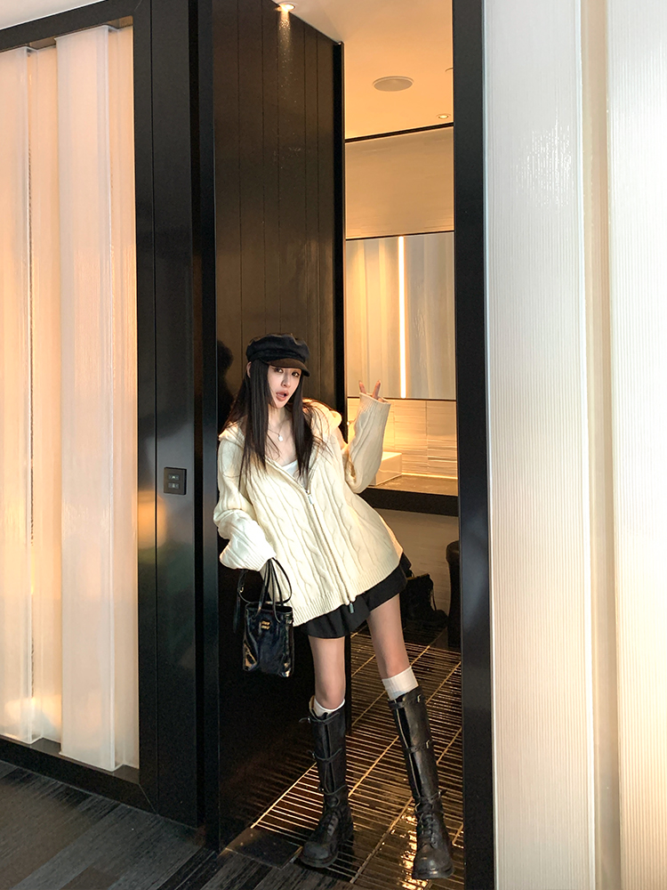 Old Money Style 100% Merino Wool Cable Knit Hooded Zipper Cardigan Sweater for Women - Cozy 90s-Inspired Fashion Old Money Style 100% Merino Wool Cable Knit Hooded Zipper Cardigan Sweater for Women - Cozy 90s-Inspired Fashion