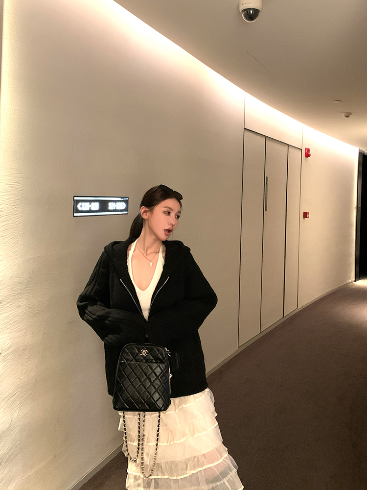 Old Money Style 100% Merino Wool Cable Knit Hooded Zipper Cardigan Sweater for Women - Cozy 90s-Inspired Fashion Old Money Style 100% Merino Wool Cable Knit Hooded Zipper Cardigan Sweater for Women - Cozy 90s-Inspired Fashion