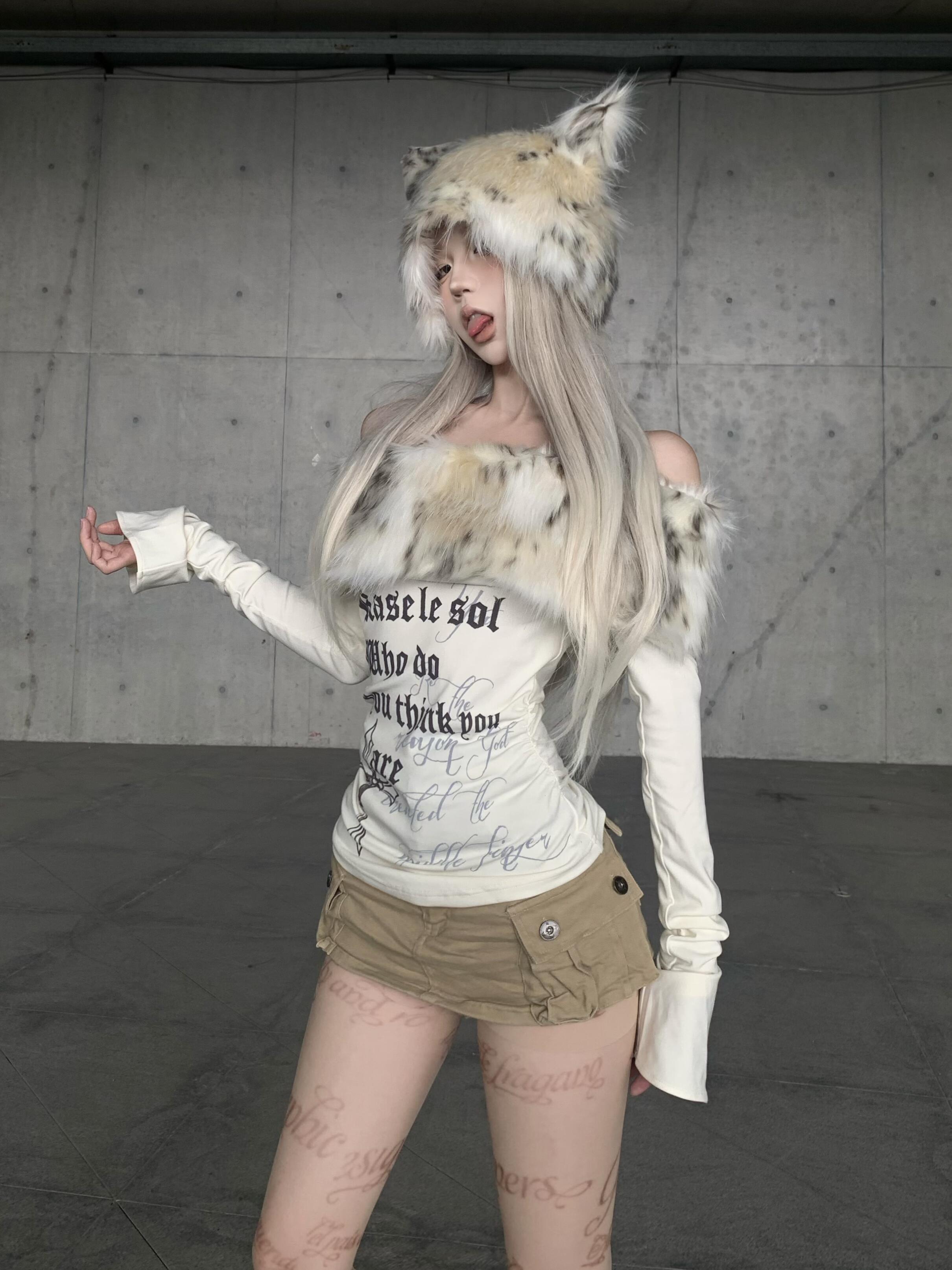 One-Shoulder Long Sleeve T-Shirt with Faux Fur Collar for Women - Slim Fit, Off-Shoulder, Waist-Cinching, Trendy Fall/Winter Style