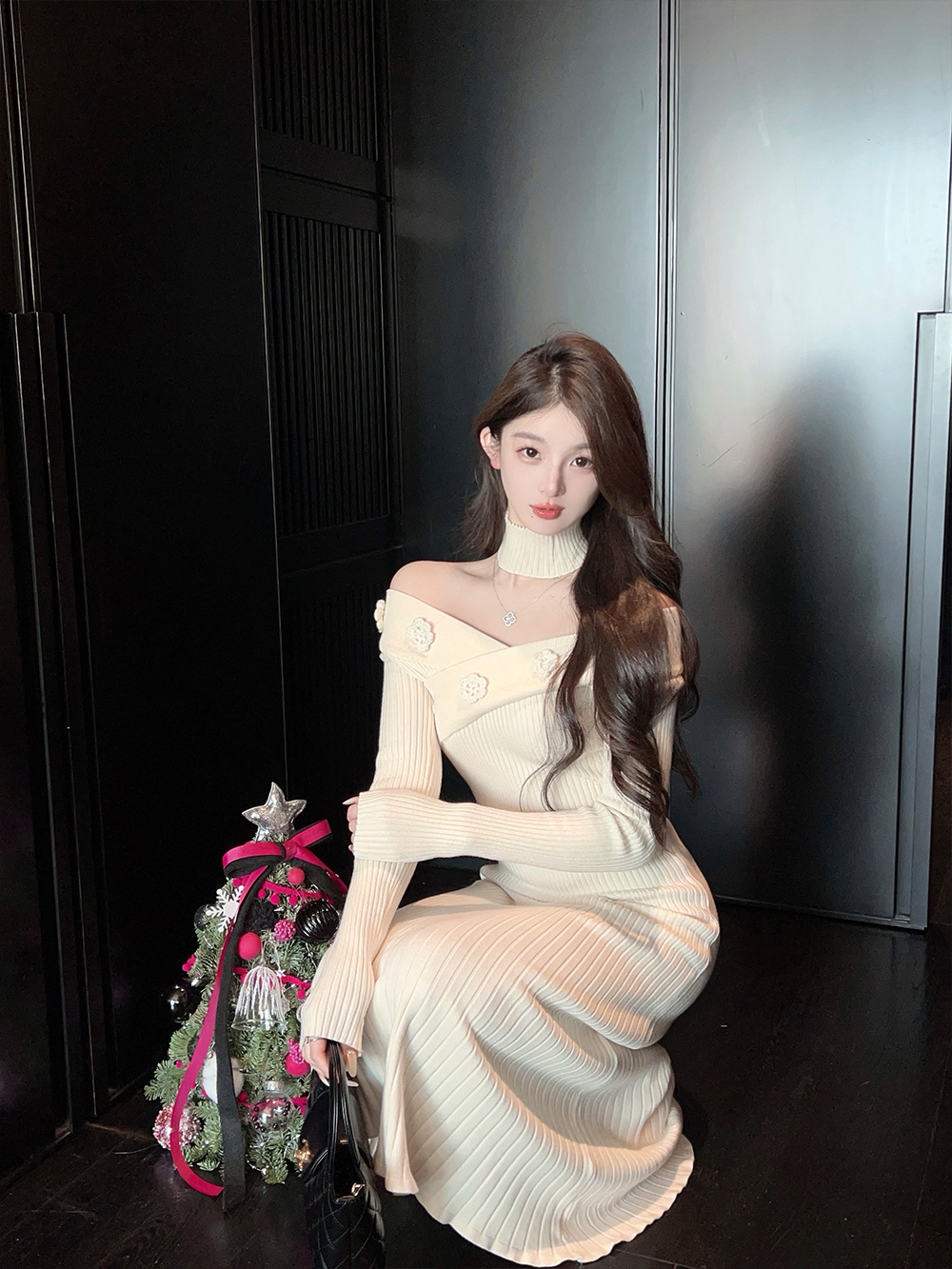 One-Shoulder White Knitted Sweater Dress - Thick, Knee-Length Winter Fashion for Cozy Style One-Shoulder White Knitted Sweater Dress - Thick, Knee-Length Winter Fashion for Cozy Style