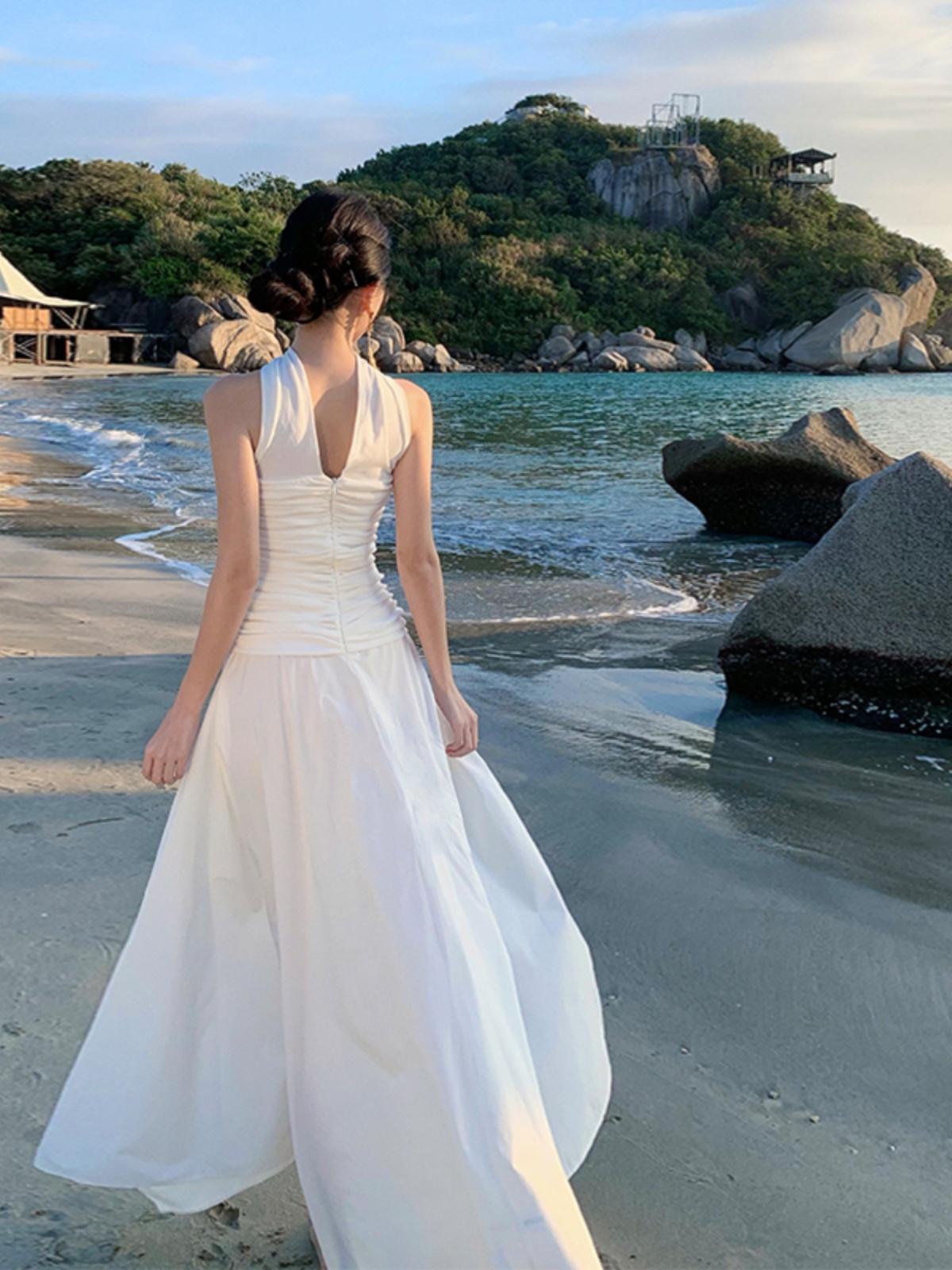 One-Shoulder White Sleeveless Dress, French Style Waist-Cinching Long Dress for a Slimming Look, Elegant Moonlight Design One-Shoulder White Sleeveless Dress, French Style Waist-Cinching Long Dress for a Slimming Look, Elegant Moonlight Design