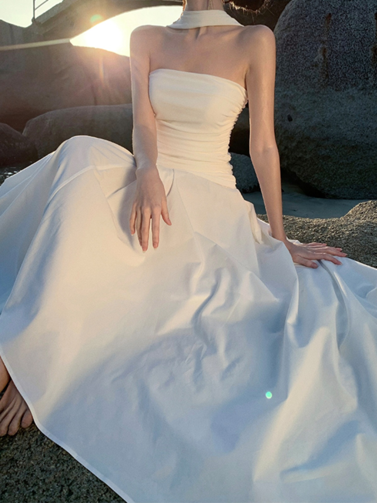 One-Shoulder White Sleeveless Dress, French Style Waist-Cinching Long Dress for a Slimming Look, Elegant Moonlight Design One-Shoulder White Sleeveless Dress, French Style Waist-Cinching Long Dress for a Slimming Look, Elegant Moonlight Design