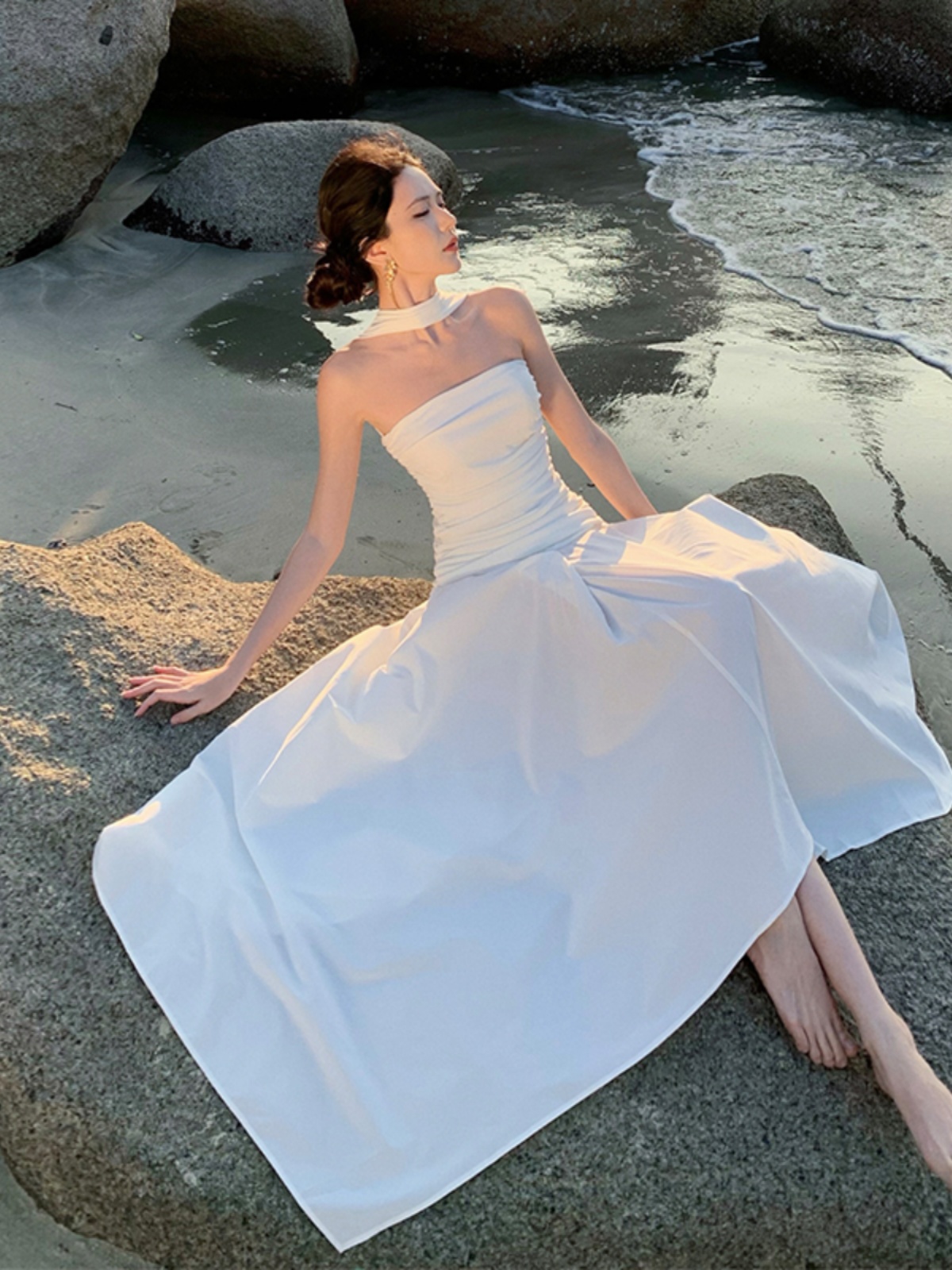 One-Shoulder White Sleeveless Dress, French Style Waist-Cinching Long Dress for a Slimming Look, Elegant Moonlight Design One-Shoulder White Sleeveless Dress, French Style Waist-Cinching Long Dress for a Slimming Look, Elegant Moonlight Design