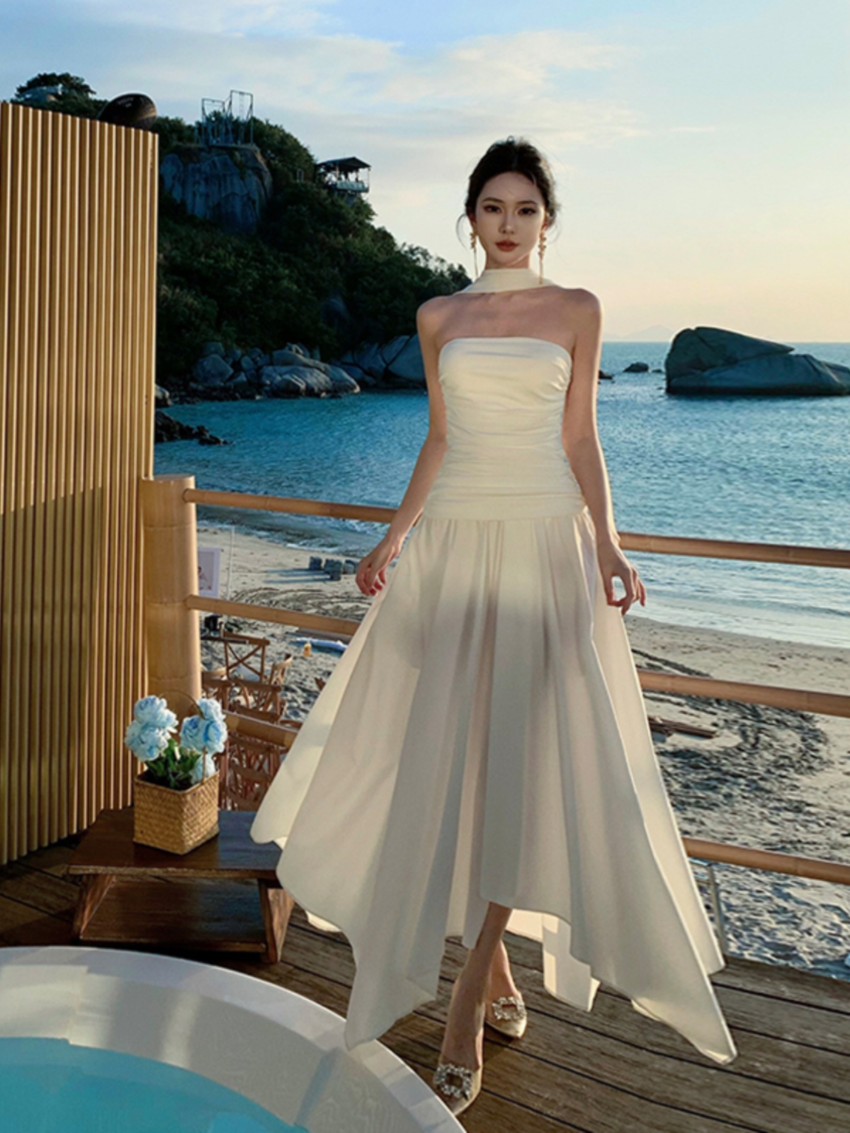 One-Shoulder White Sleeveless Dress, French Style Waist-Cinching Long Dress for a Slimming Look, Elegant Moonlight Design One-Shoulder White Sleeveless Dress, French Style Waist-Cinching Long Dress for a Slimming Look, Elegant Moonlight Design