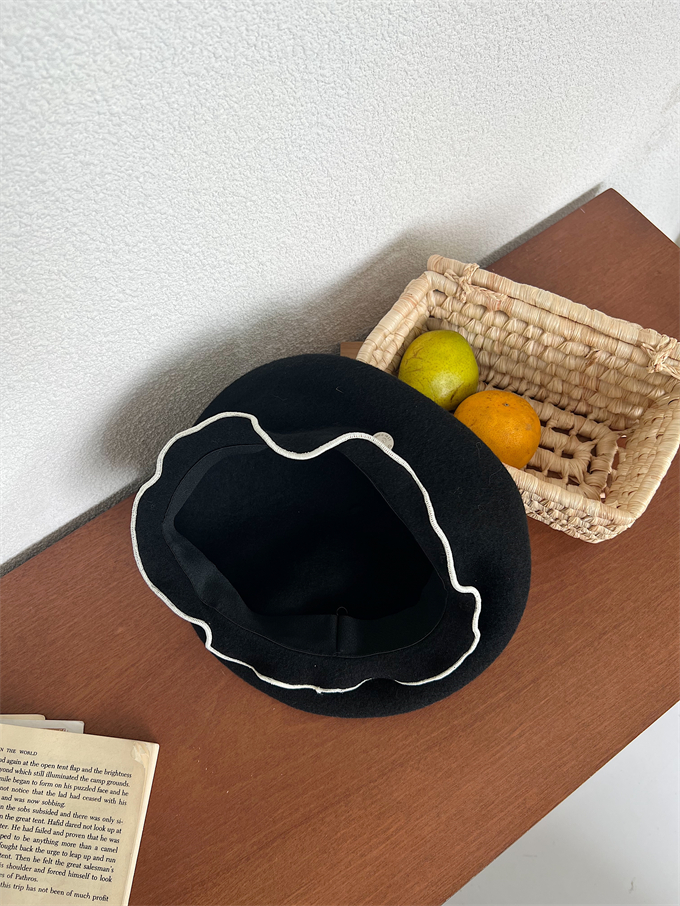 Oversized Wave-Edge Wool Beret for Women - Flattering Black Painter's Hat for Autumn & Winter Fashion