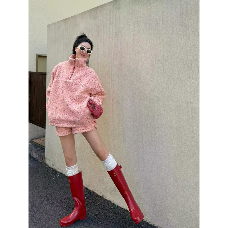 Pink Floral Half-High Collar Sweatshirt and Shorts Set for Women - Casual Spring Style, Loose Fit, Trendy 90s Inspired Look Pink Floral Half-High Collar Sweatshirt and Shorts Set for Women - Casual Spring Style, Loose Fit, Trendy 90s Inspired Look