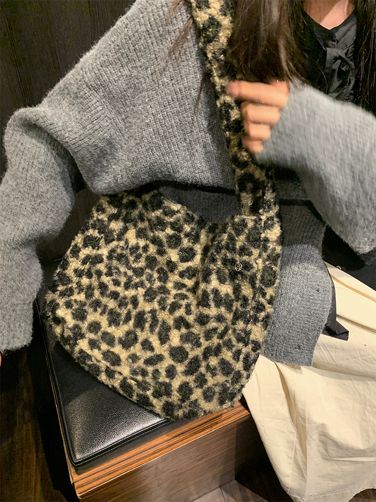 Plush Checkered Leopard Print Tote Bag - Large Capacity Shoulder Bag for 2025, Trendy Ins-Style Fashion Accessory Plush Checkered Leopard Print Tote Bag - Large Capacity Shoulder Bag for 2025, Trendy Ins-Style Fashion Accessory