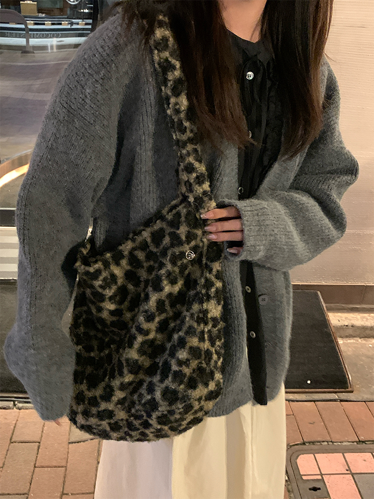 Plush Checkered Leopard Print Tote Bag - Large Capacity Shoulder Bag for 2025, Trendy Ins-Style Fashion Accessory Plush Checkered Leopard Print Tote Bag - Large Capacity Shoulder Bag for 2025, Trendy Ins-Style Fashion Accessory