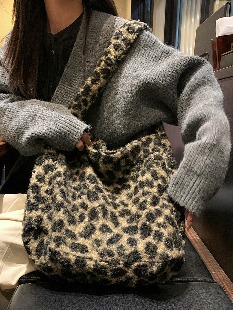 Plush Checkered Leopard Print Tote Bag - Large Capacity Shoulder Bag for 2025, Trendy Ins-Style Fashion Accessory Plush Checkered Leopard Print Tote Bag - Large Capacity Shoulder Bag for 2025, Trendy Ins-Style Fashion Accessory