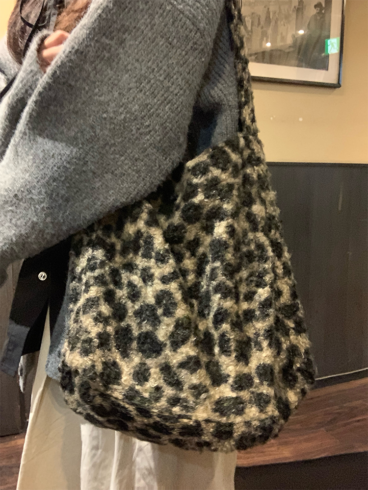 Plush Checkered Leopard Print Tote Bag - Large Capacity Shoulder Bag for 2025, Trendy Ins-Style Fashion Accessory Plush Checkered Leopard Print Tote Bag - Large Capacity Shoulder Bag for 2025, Trendy Ins-Style Fashion Accessory