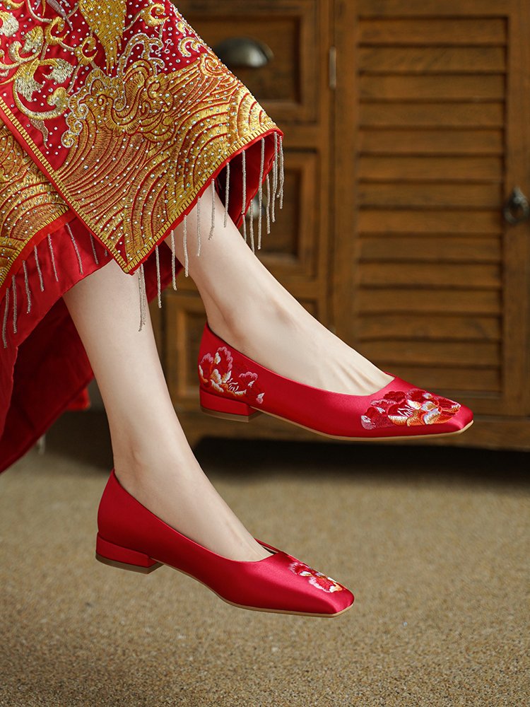 Red Embroidered Chinese Wedding Shoes - Flat-Soled Xiuhe Bride Shoes for Tea Ceremony, Low-Heeled Qipao Footwear, Comfortable Design Red Embroidered Chinese Wedding Shoes - Flat-Soled Xiuhe Bride Shoes for Tea Ceremony, Low-Heeled Qipao Footwear, Comfortable Design