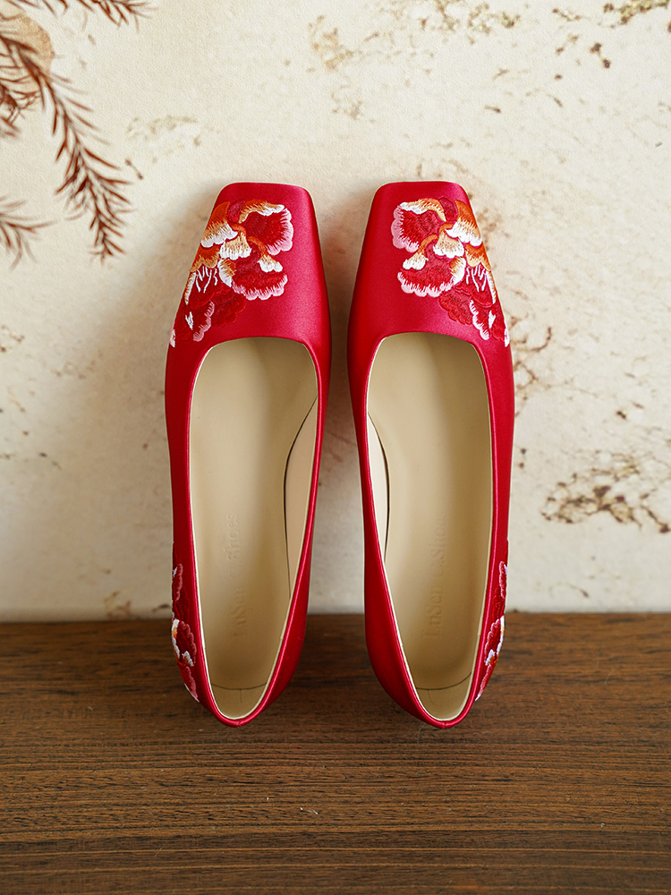Red Embroidered Chinese Wedding Shoes - Flat-Soled Xiuhe Bride Shoes for Tea Ceremony, Low-Heeled Qipao Footwear, Comfortable Design Red Embroidered Chinese Wedding Shoes - Flat-Soled Xiuhe Bride Shoes for Tea Ceremony, Low-Heeled Qipao Footwear, Comfortable Design